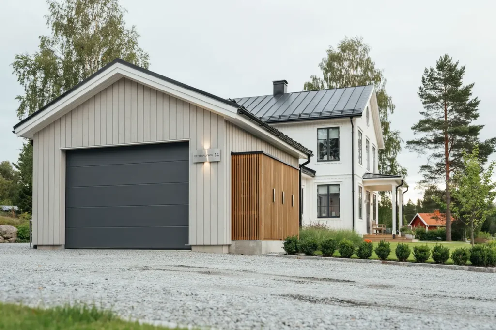 f rdigst llt garage med f rr dsdel vid villa i utterkalvsvik